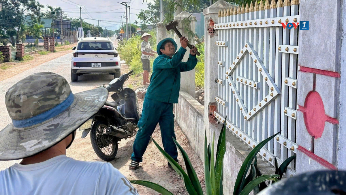 Người dân tự nguyện tháo dỡ vật kiến trúc để thực hiện chủ trương hiến đất mở đường tại Ia Hiao