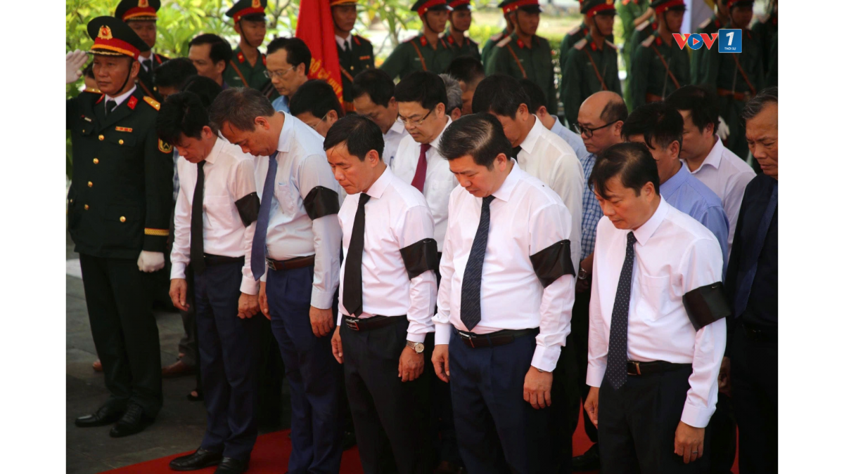 Các đại biểu dành phút mặc niệm, tri ân tưởng nhớ các anh hùng liệt sĩ