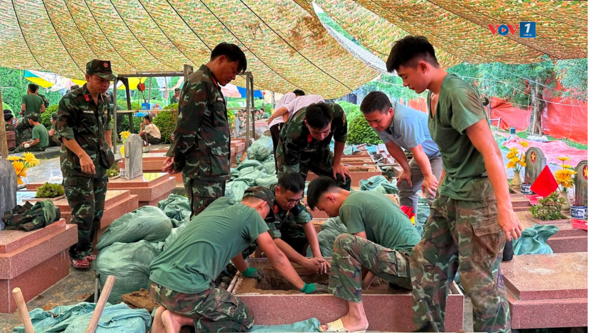 Các lực lượng thực hiện cất bốc hài cốt liệt sĩ, làm các thủ tục nhằm xác định danh tính