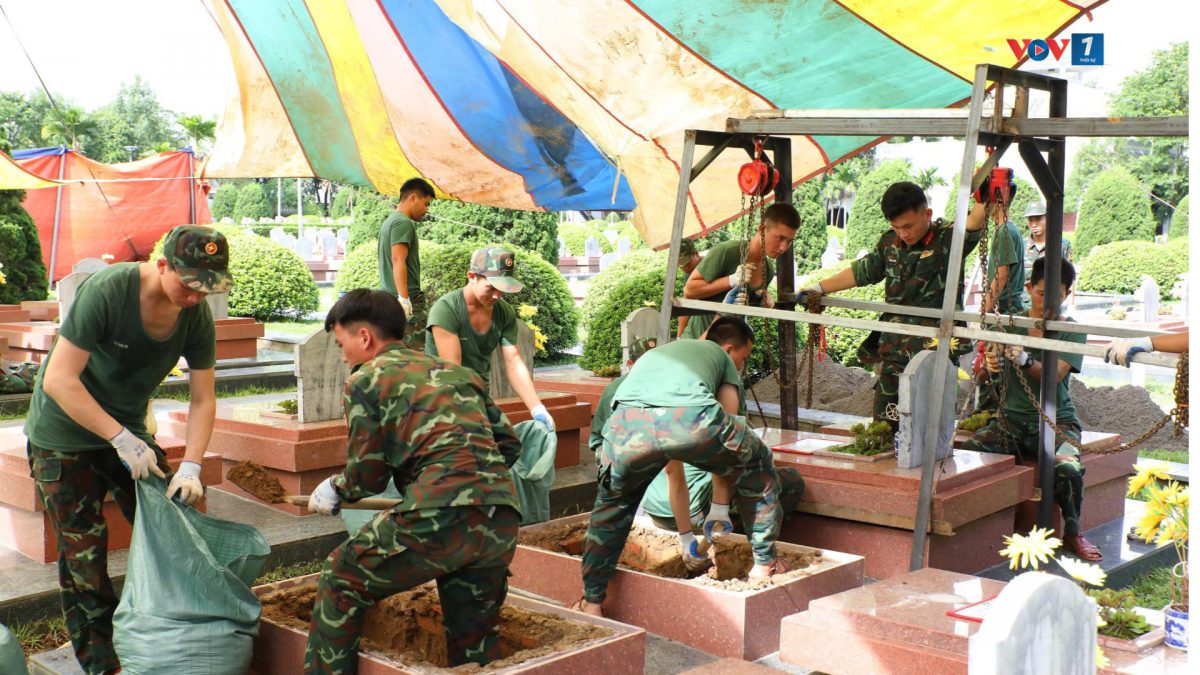 Hệ thống ba lăng xích kết hợp giá đỡ và con lăn được sử dụng để nâng, di chuyển phần nắp mộ tại Nghĩa trang Liệt sĩ Quốc gia A1.