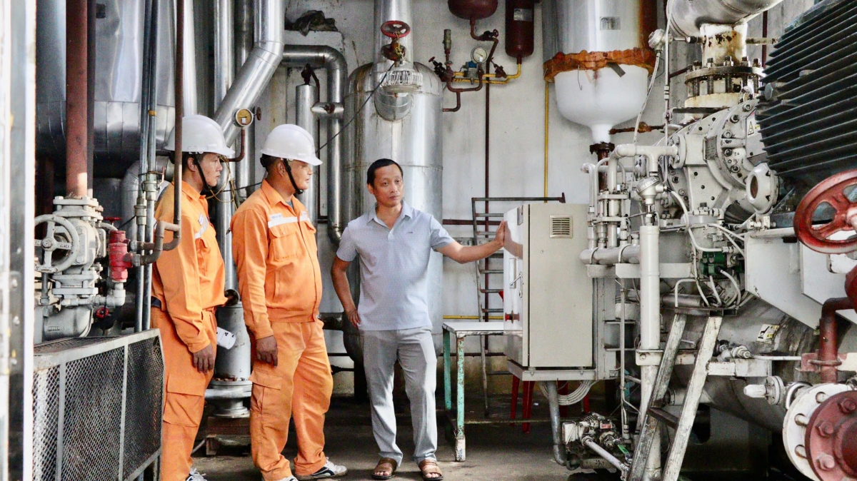 Ông Phạm Văn Quyết - Phó giám đốc thường trực Công ty Cổ phần Thủy sản Năm Sao (FISSCO) chia sẻ các giải pháp sử dụng điện hiệu quả của doanh nghiệp, trong đó có việc lắp đặt ĐMTMN