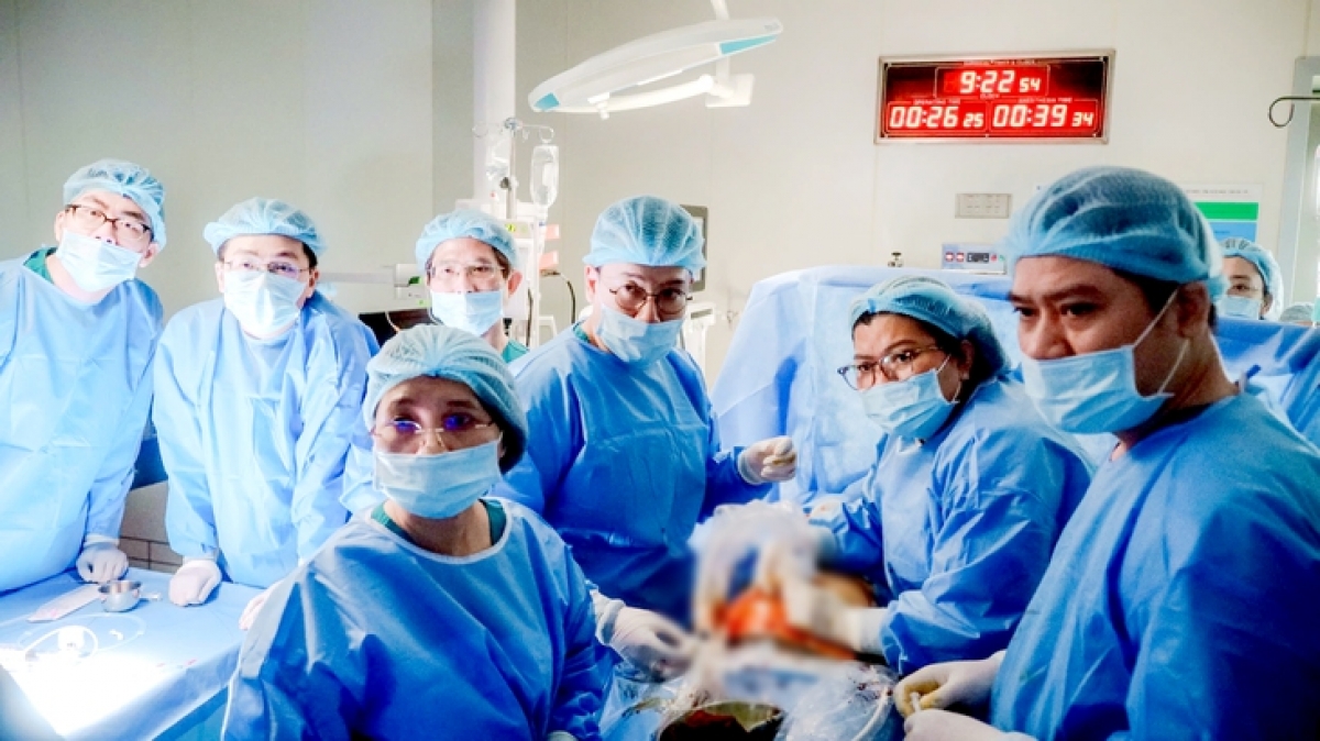 Ê kíp Bệnh viện Từ Dũ và Bệnh viện Nhi đồng 1 thực hiện thông tim bào thai thứ 15 (nhỏ nhất từ trước đến nay) vào sáng 26/8. Ảnh: Bệnh viện Từ Dũ cung cấp