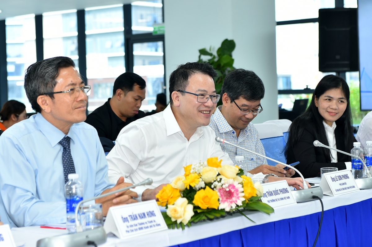 Thứ trưởng Bộ Tài chính Trần Quốc Phương trao đổi tại buổi làm việc