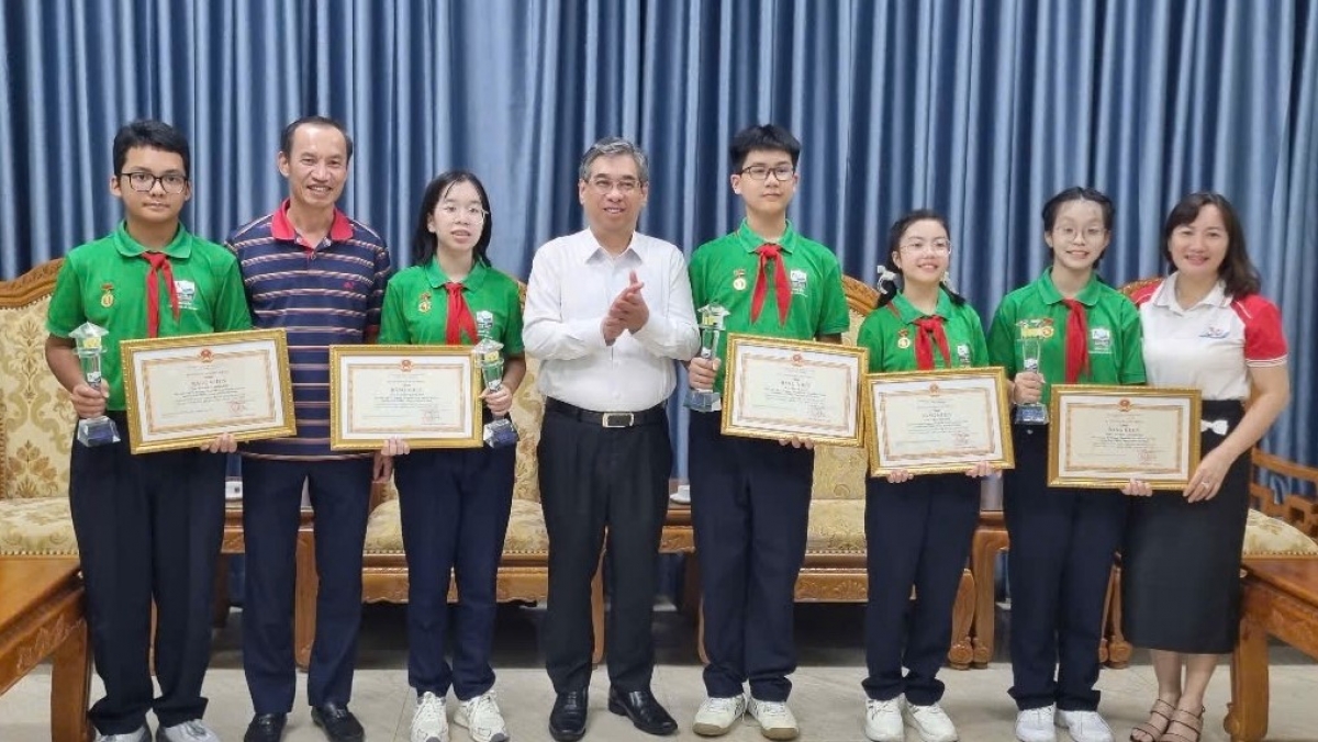 Ông Nguyễn Phước Lộc trao quà chúc mừng các thành viên Đội thi “Sóng biển” Thành phố Hồ Chí Minh