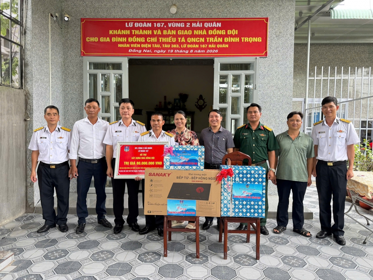 Thủ trưởng Lữ đoàn trao tặng quà cho gia đình quân nhân Trần Đình Trọng
