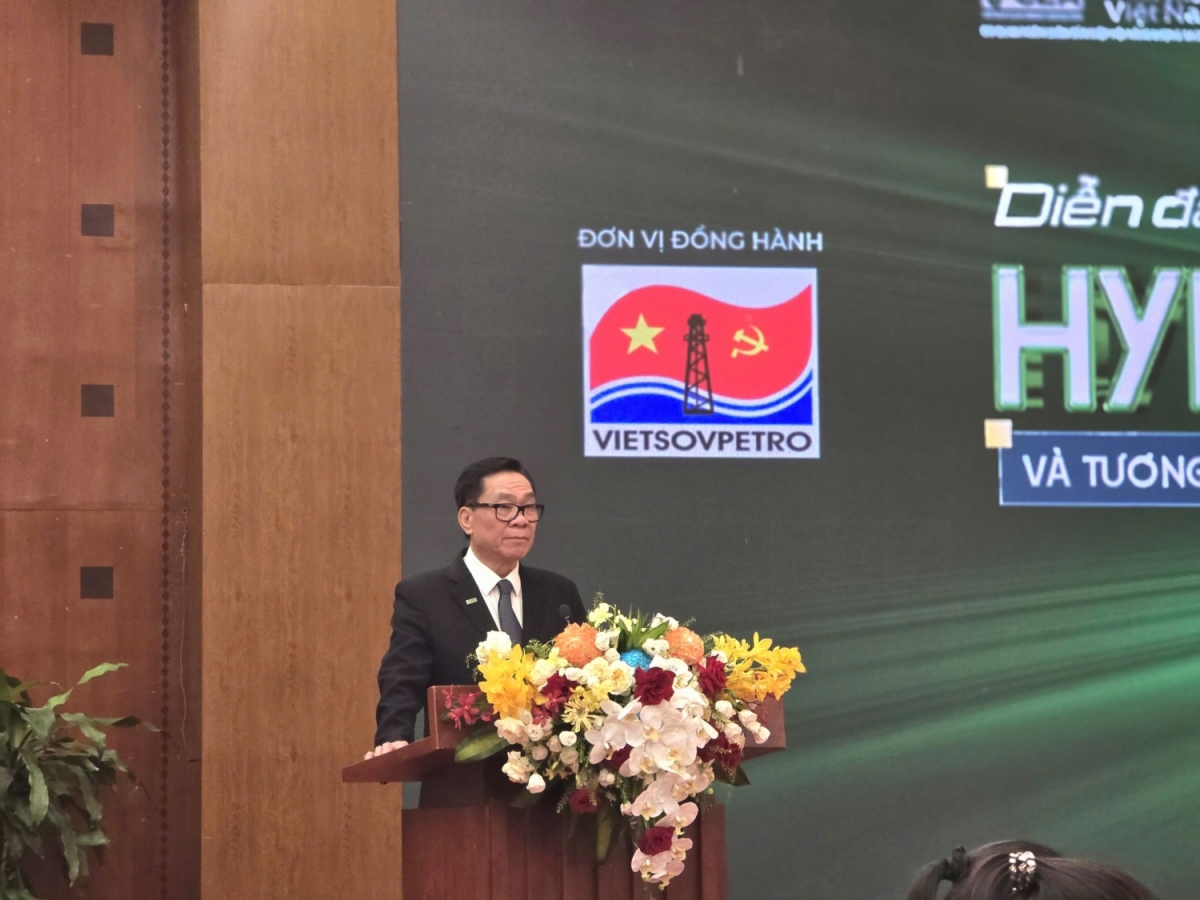 TS. Mai Duy Thiện, Chủ tịch VCEA, Tổng Biên tập Tạp chí Năng lượng sạch Việt Nam phát biểu khai mạc Diễn đàn.
