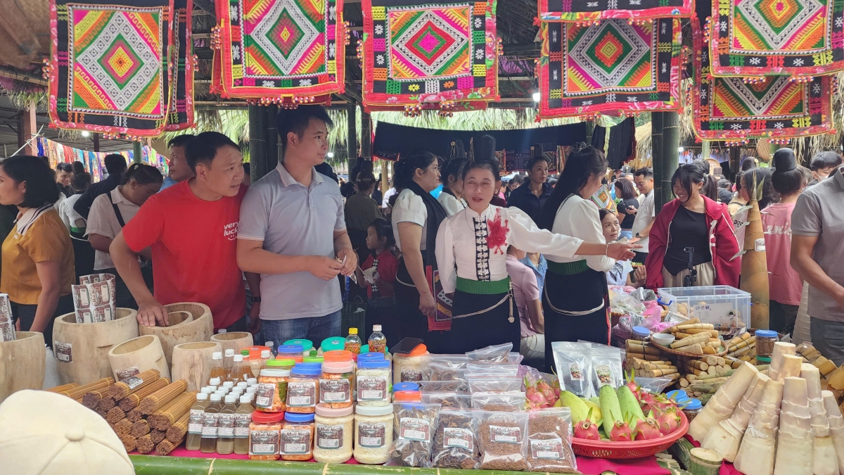 Từ 16 bản, bà con mang theo nông sản, sản phẩm OCOP, dược liệu, những tấm thổ cẩm… về đây.