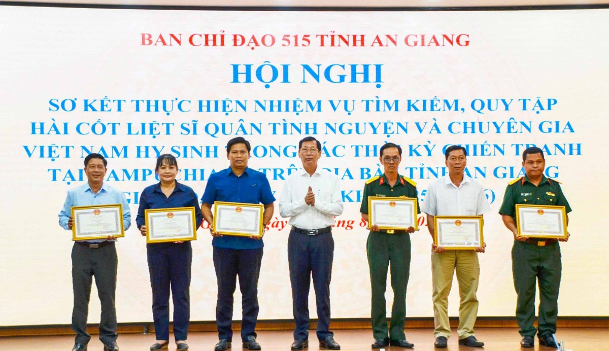 UBND tỉnh An Giang đã khen thưởng cho 17 tập thể có thành tích xuất sắc trong thực hiện nhiệm vụ tìm kiếm, quy tập hài cốt liệt sĩ giai đoạn XXV (mùa khô 2025 - 2026).