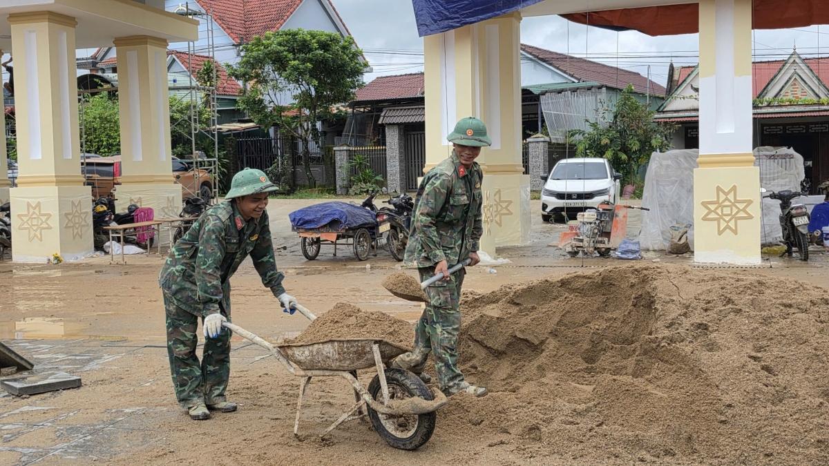 Vận chuyển vật liệu.
