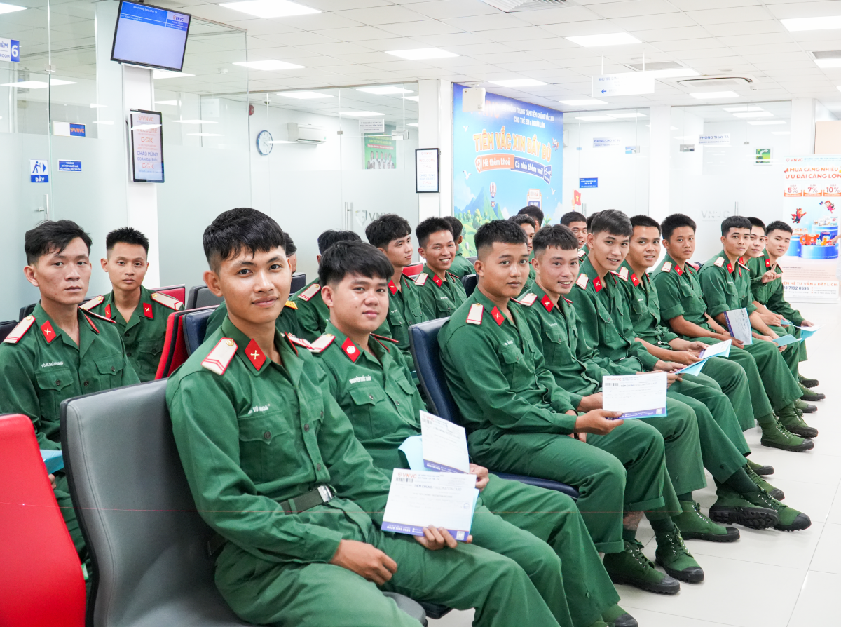 VNVC tiêm vắc xin não mô cầu miễn phí cho 200 cán bộ, chiến sĩ Quân khu 7 