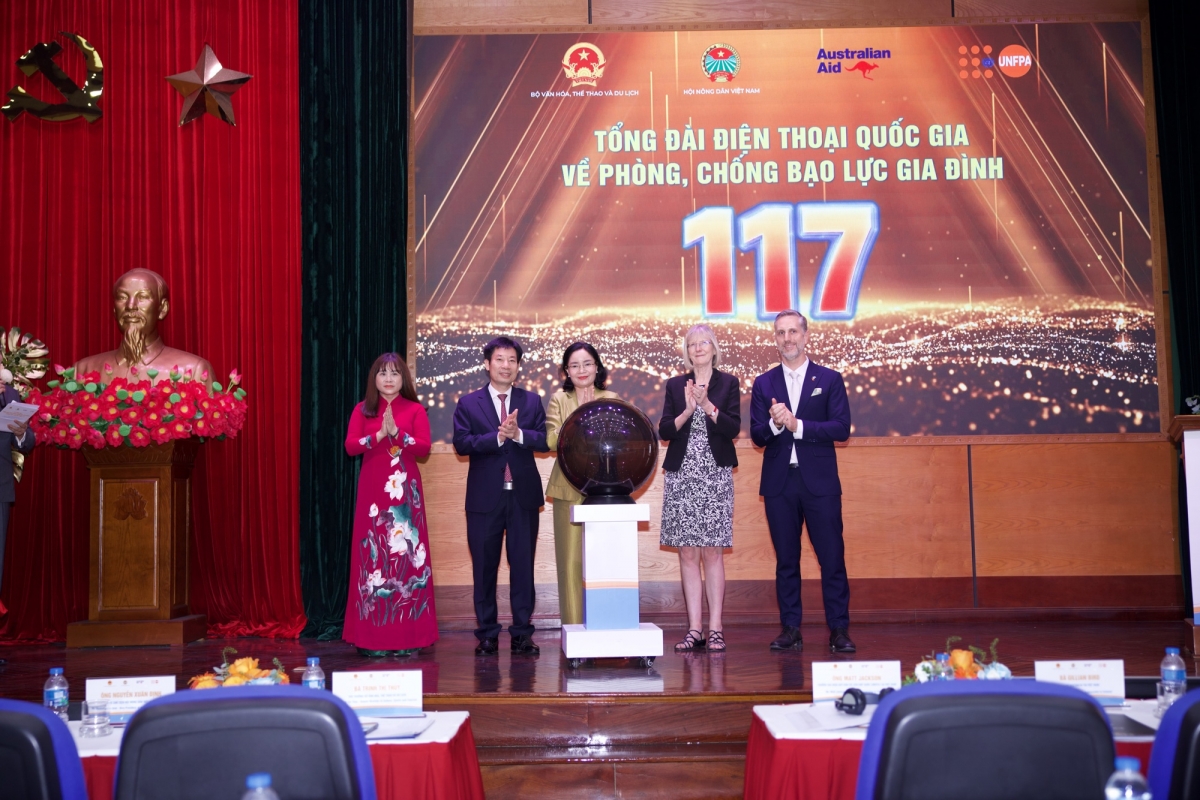 Tổng đài 117 hoạt động 24/7 trên phạm vi toàn quốc, tiếp nhận tin báo, tố giác hành vi bạo lực gia đình, cung cấp tư vấn ban đầu và kết nối người bị bạo lực với các dịch vụ bảo vệ, hỗ trợ phù hợp tại địa phương, theo nguyên tắc lấy người bị bạo lực làm trung tâm, an toàn của họ được đặt lên trước