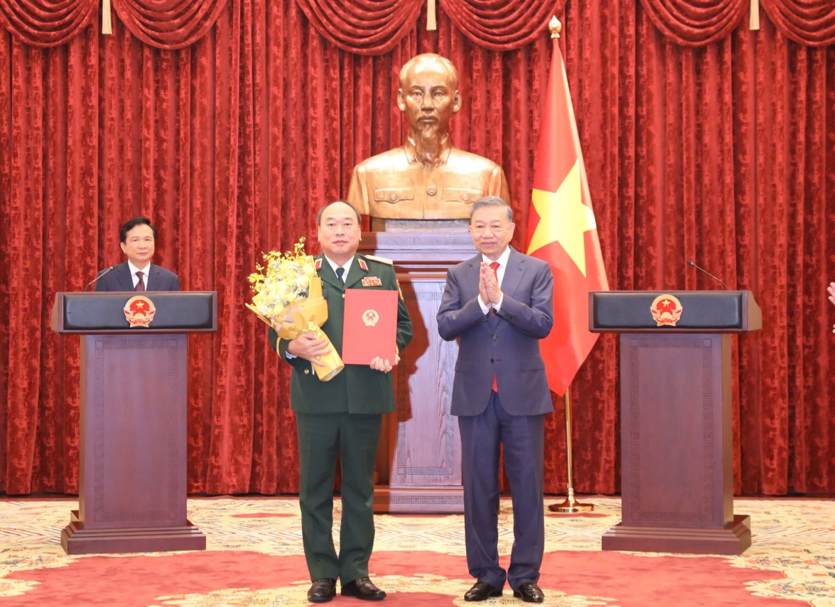 Tổng Bí thư, Chủ tịch nước Tô Lâm trao quyết định và tặng hoa chúc mừng đồng chí Thượng tướng Lê Quang Đạo
