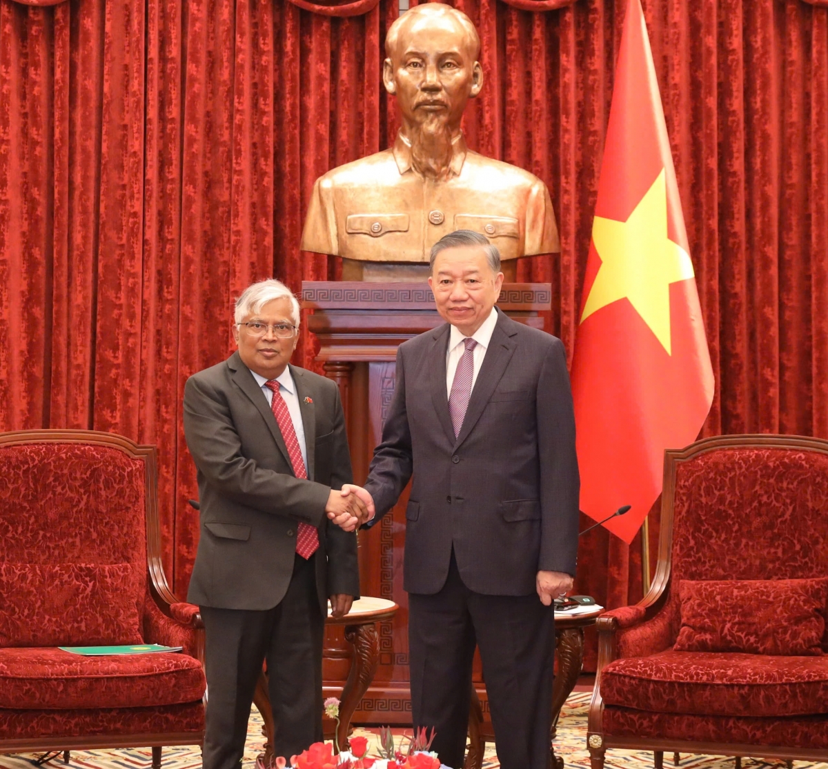 Tổng Bí thư, Chủ tịch nước Tô Lâm và Đại sứ Bangladesh tại Việt Nam Mohammad Lutfor Rahman