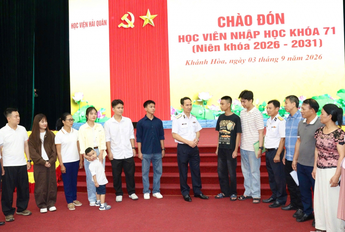  Chuẩn Đô đốc Nguyễn Hữu Thoan, Chính ủy Học viện Hải quân động viên các tân học viên và chúc mừng các gia đình