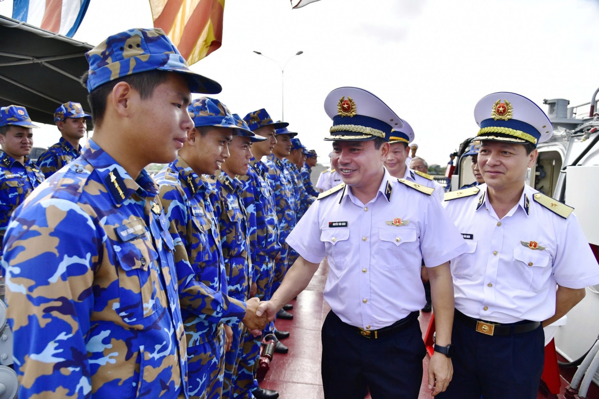  Thủ trưởng Quân chủng Hải quân và Bộ Tư lệnh Vùng 2 thăm, kiểm tra trên tàu 383, Lữ đoàn 167