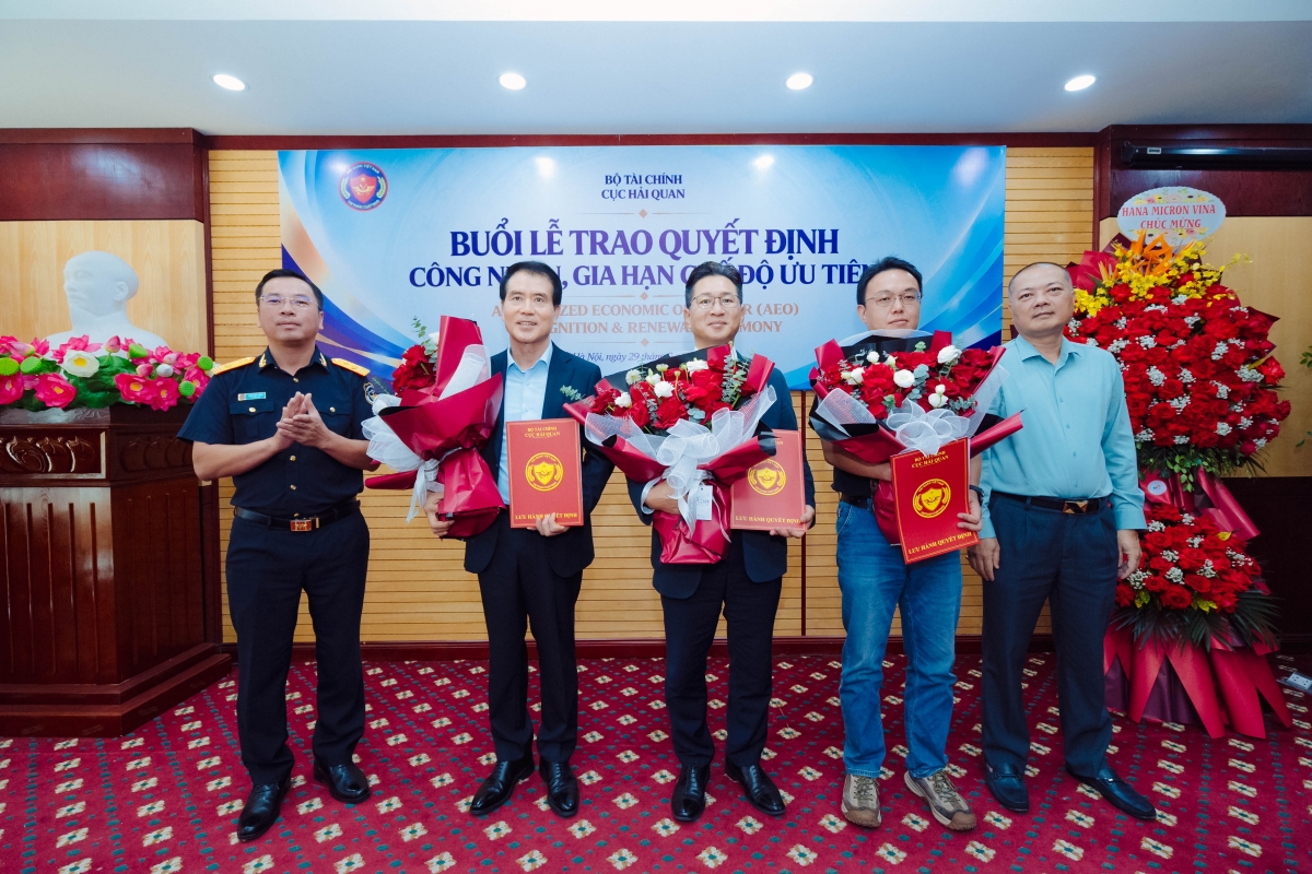 Ông Trần Đức Hùng trao quyết định chứng nhận DNƯT cho 3 doanh nghiệp