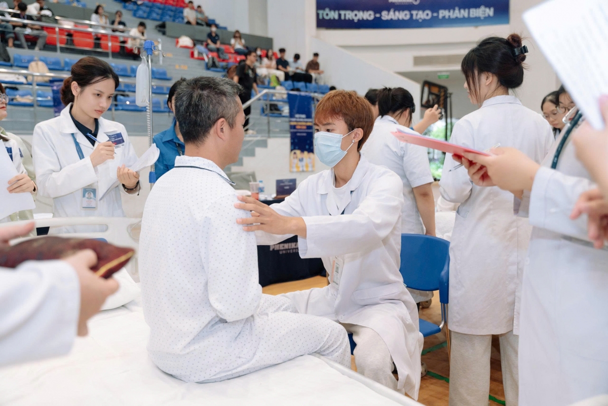 Khám cho người bệnh tại 1 trạm thi của Hội thao