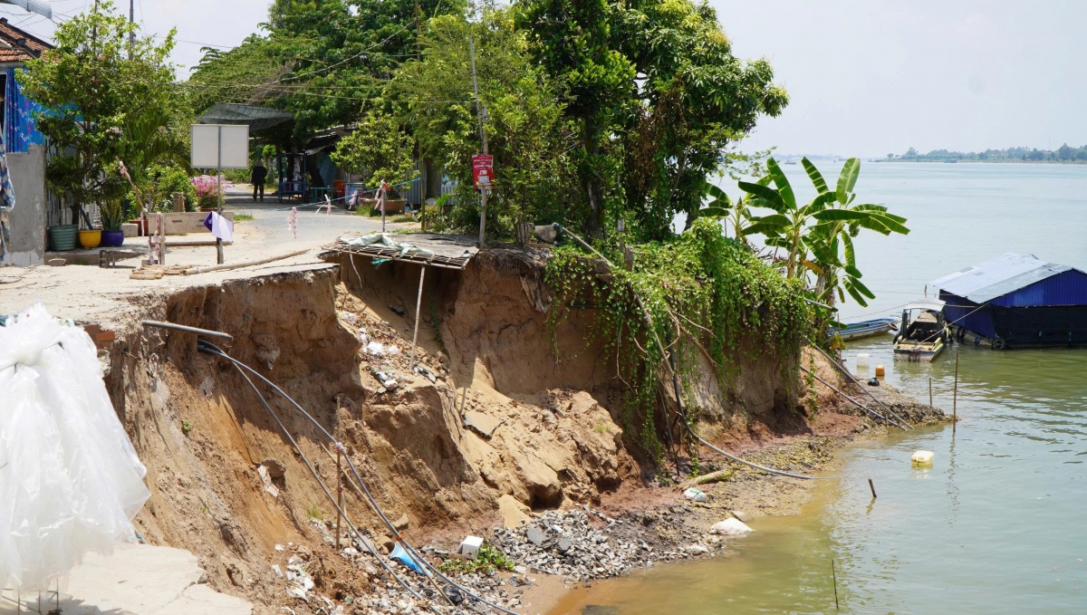 Một điểm sạt lở sờ sông Tiền, thuộc xã Long Phú Thuận