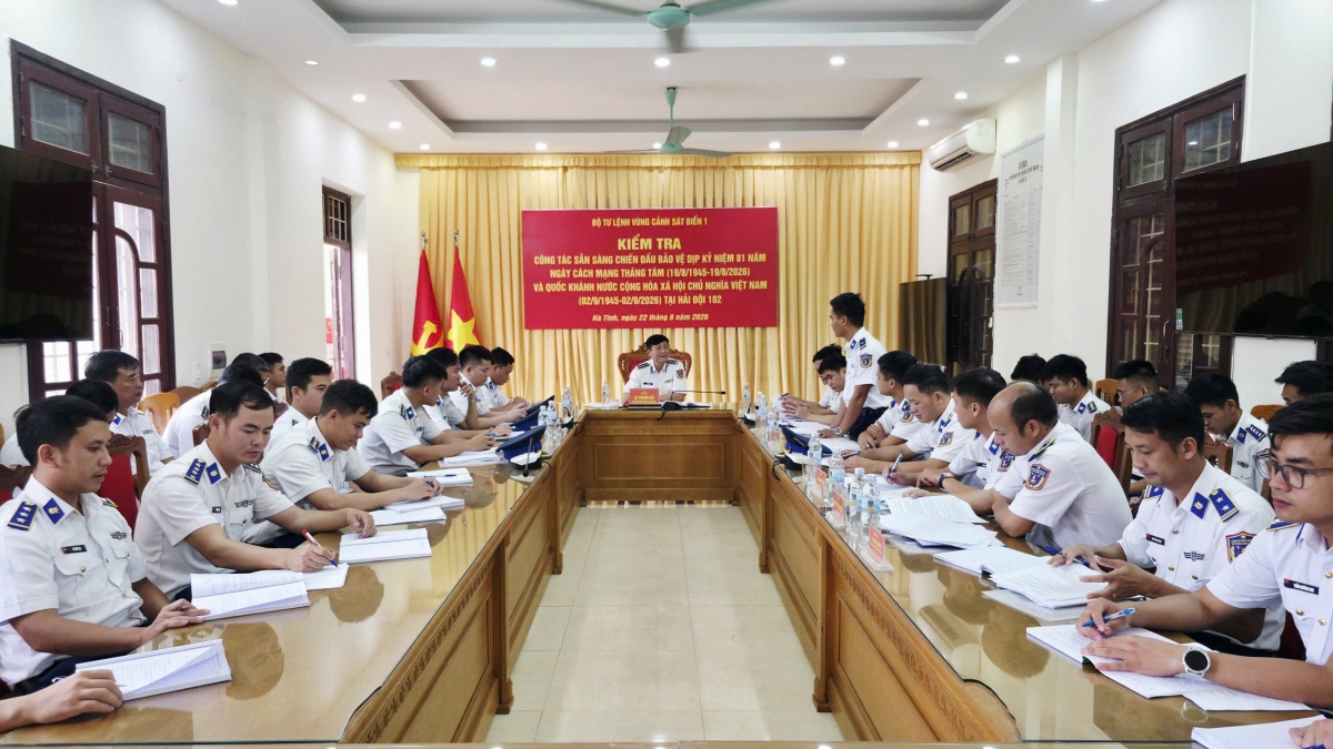 Hải đội 102 phục vụ Đoàn kiểm tra của BTL Vùng Cảnh sát biển 1 kiểm tra công tác sẵn sàng chiến đấu dịp Lễ