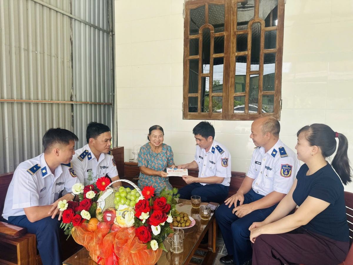 Đảng ủy, Chỉ huy Hải đội 102 tổ chức thăm hỏi, tặng quà tri ân gia đình liệt sĩ