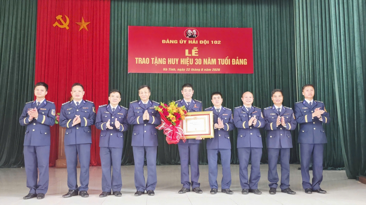 Đảng ủy Hải đội 102 tổ chức Lễ trao tặng Huy hiệu Đảng cho Trung tá QNCN Trần Trung Hiếu - Trạm trưởng Trạm sữa chữa tổng hợp