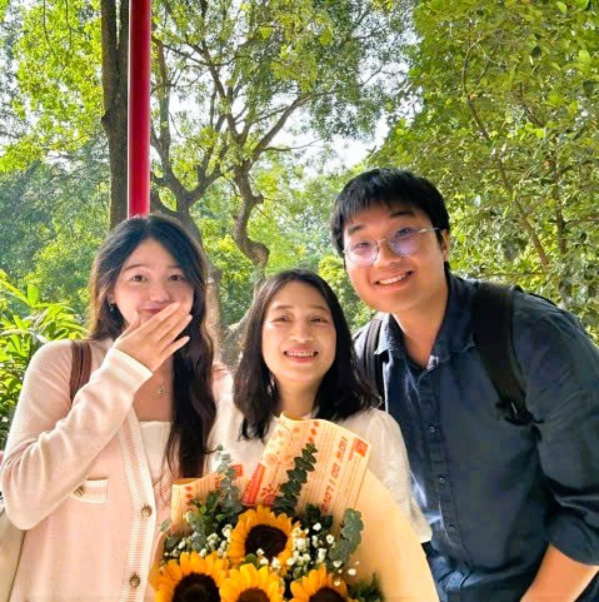 
PGS. Nguyễn Thị Thu Thủy - Trường Kinh tế -  để lại dấu ấn sâu đậm nhất với Nguyễn Đức Duy. Cô là người trực tiếp hướng dẫn Duy tiếp cận những bài báo quốc tế đầu tiên và truyền ngọn lửa đam mê bền bỉ