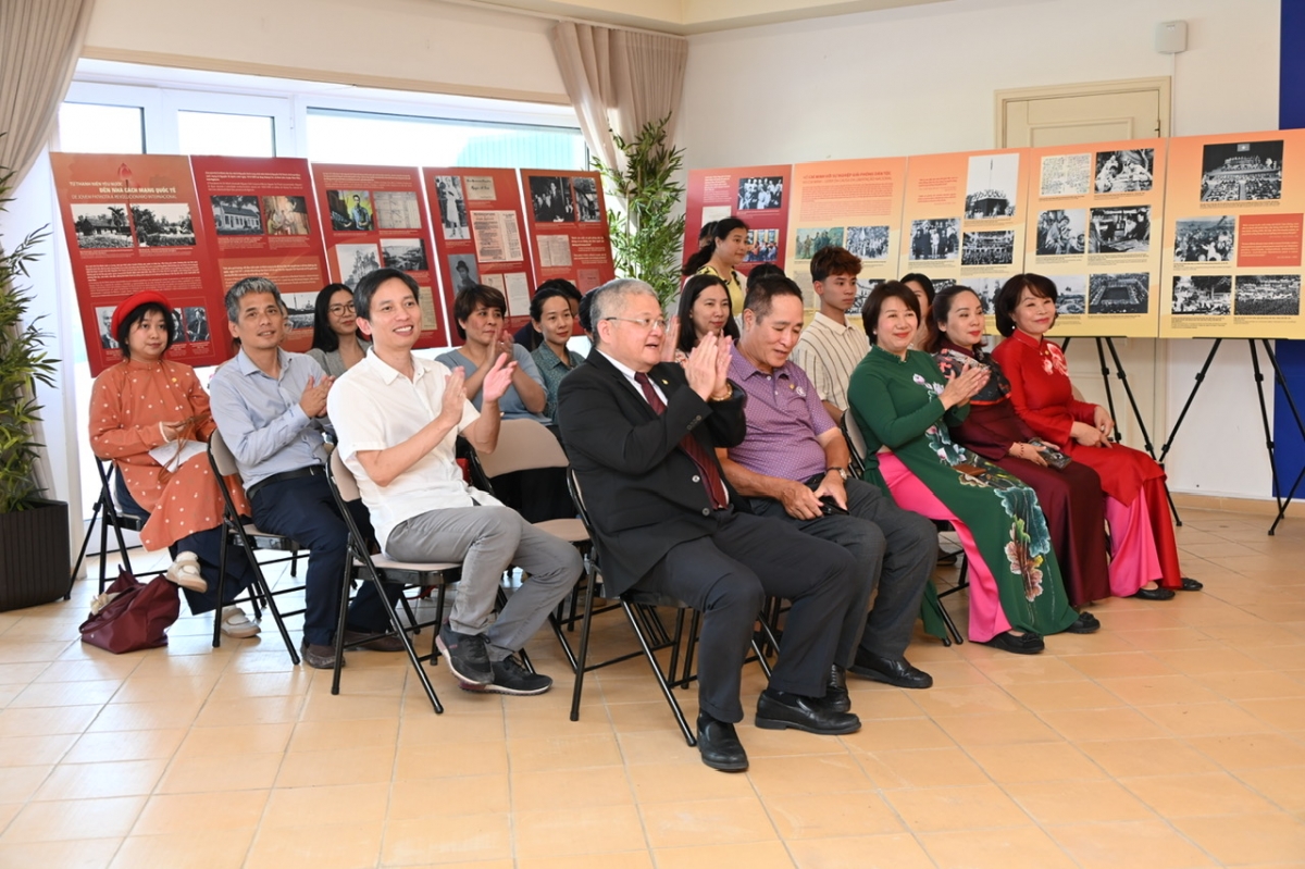 Đại sứ Nguyễn Mạnh Thắng và đại diện Khu Di tích Chủ tịch Hồ Chí Minh tại Phủ Chủ tịch cùng đông đảo bà con cộng đồng người Việt Nam tại Bồ Đào Nha tham dự chương trình giới thiệu về di sản Chủ tịch Hồ Chí Minh.