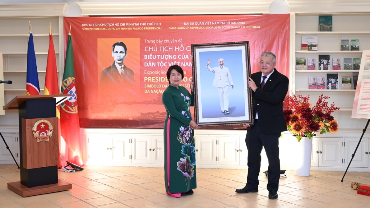 Phó Giám đốc Cù Thị Minh tặng các ấn phẩm về Chủ tịch Hồ Chí Minh cho Đại sứ quán Việt Nam tại Bồ Đào Nha