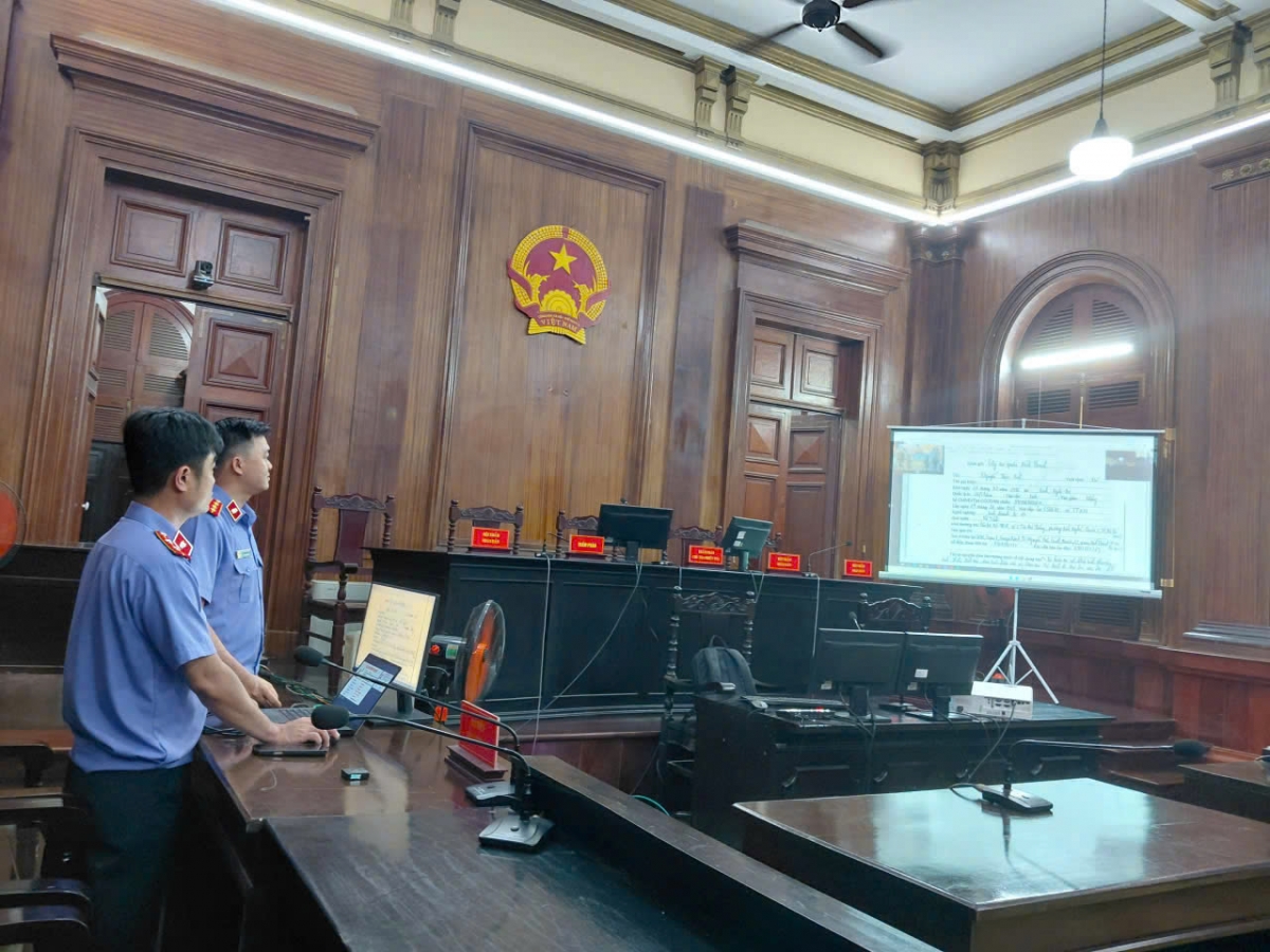 Hệ thống số hóa hồ sơ vụ án được vận hành trực tiếp tại bàn công tố, cho phép Kiểm sát viên truy xuất ngay lập tức lý lịch, lời khai, biên bản và tài liệu chứng cứ của từng bị cáo.