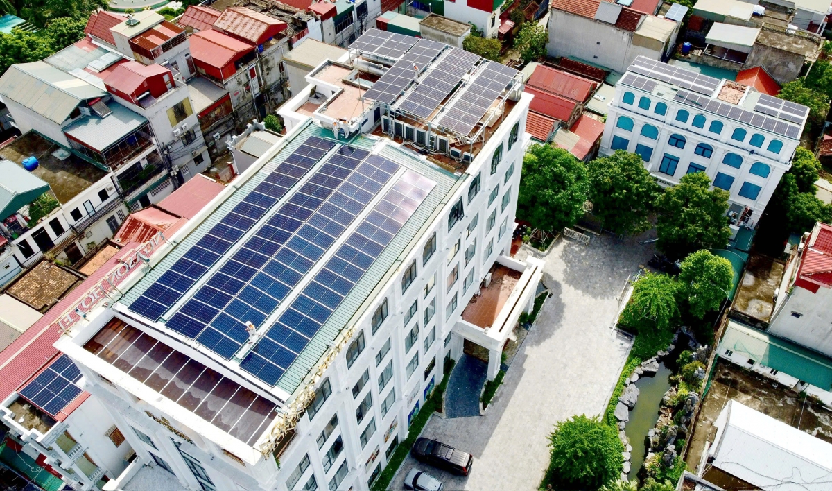 Trong tháng 8 năm 2026 vừa qua, khách sạn Nga Sơn (xã Nga Sơn, tỉnh Thanh Hóa) đã đầu tư hơn 800 triệu đồng lắp đặt điện mặt trời mái nhà kèm pin lưu trữ với công suất 620W/tấm, tổng công suất khoảng 80,6 kWp.