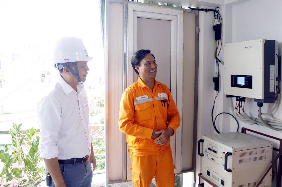 Với mục tiêu “mỗi mái nhà là một nguồn điện xanh”, hiện nay nhiều cán bộ, công nhân viên trong Công ty Điện lực tích cực tuyên truyền, đồng thời tiên phong hưởng ứng lắp đặt hệ thống điện mặt trời mái nhà tự sản xuất, tự tiêu thụ