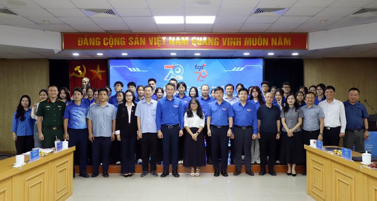 Trung ương Hội LHTN Việt Nam, Công ty TNHH TCP Việt Nam chụp hình lưu niệm