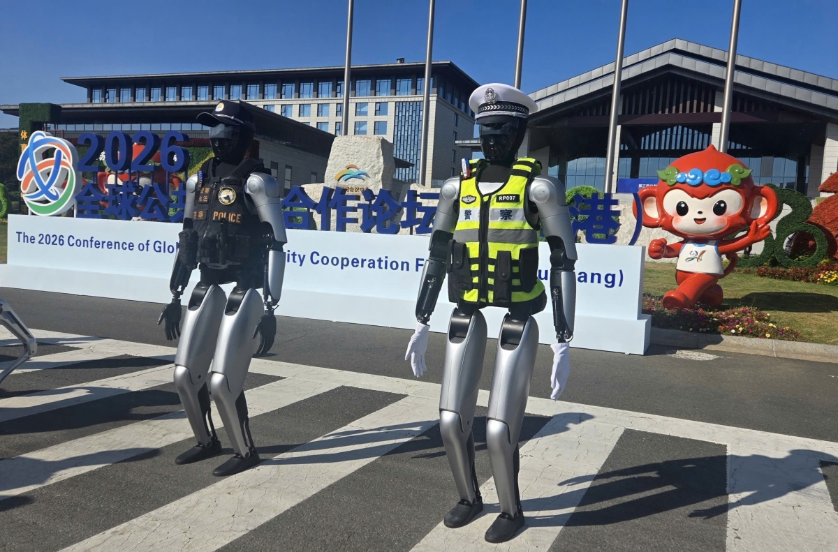 Robot chào mừng tại Diễn đàn Hợp tác an ninh công cộng toàn cầu Liên Vân Cảng 2026 và Triển lãm Công nghệ An ninh công cộng lần thứ 3