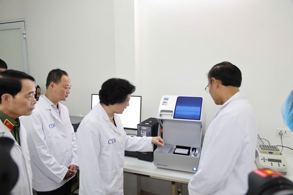 Phó Thủ tướng Phạm Thị Thanh Trà kiểm tra việc ứng dụng công nghệ giải trình gene thế hệ mới tại Trung tâm giám định ADN, Viện Sinh học