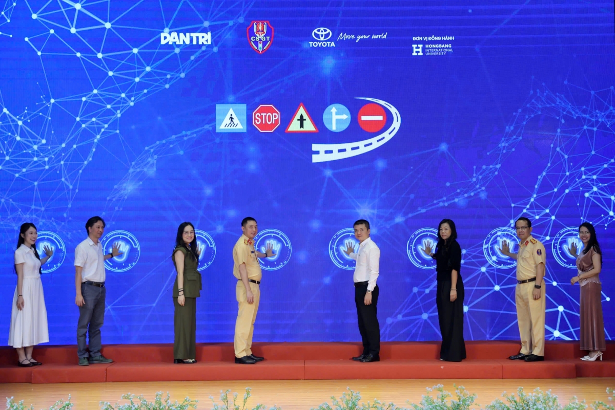 Các đại biểu nhấn nút phát động cuộc thi.