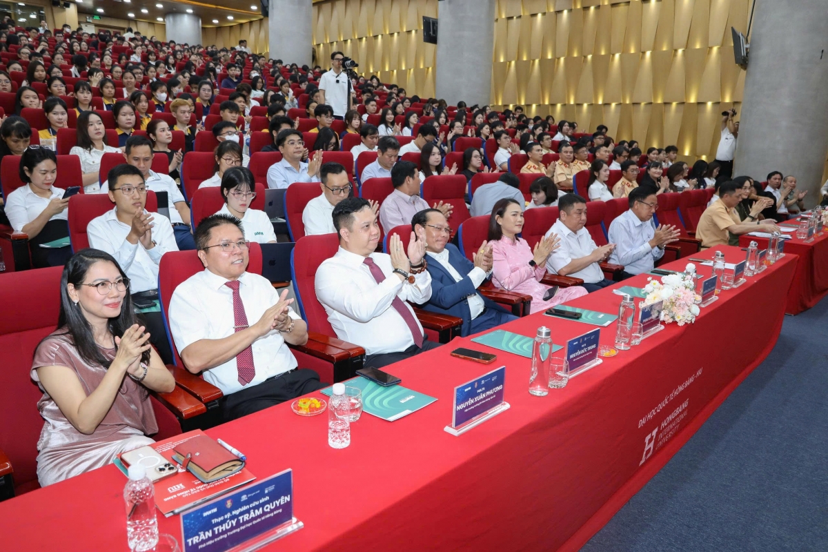 Chương trình có sự tham gia của nhiều cơ quan liên quan và đông đảo sinh viên.