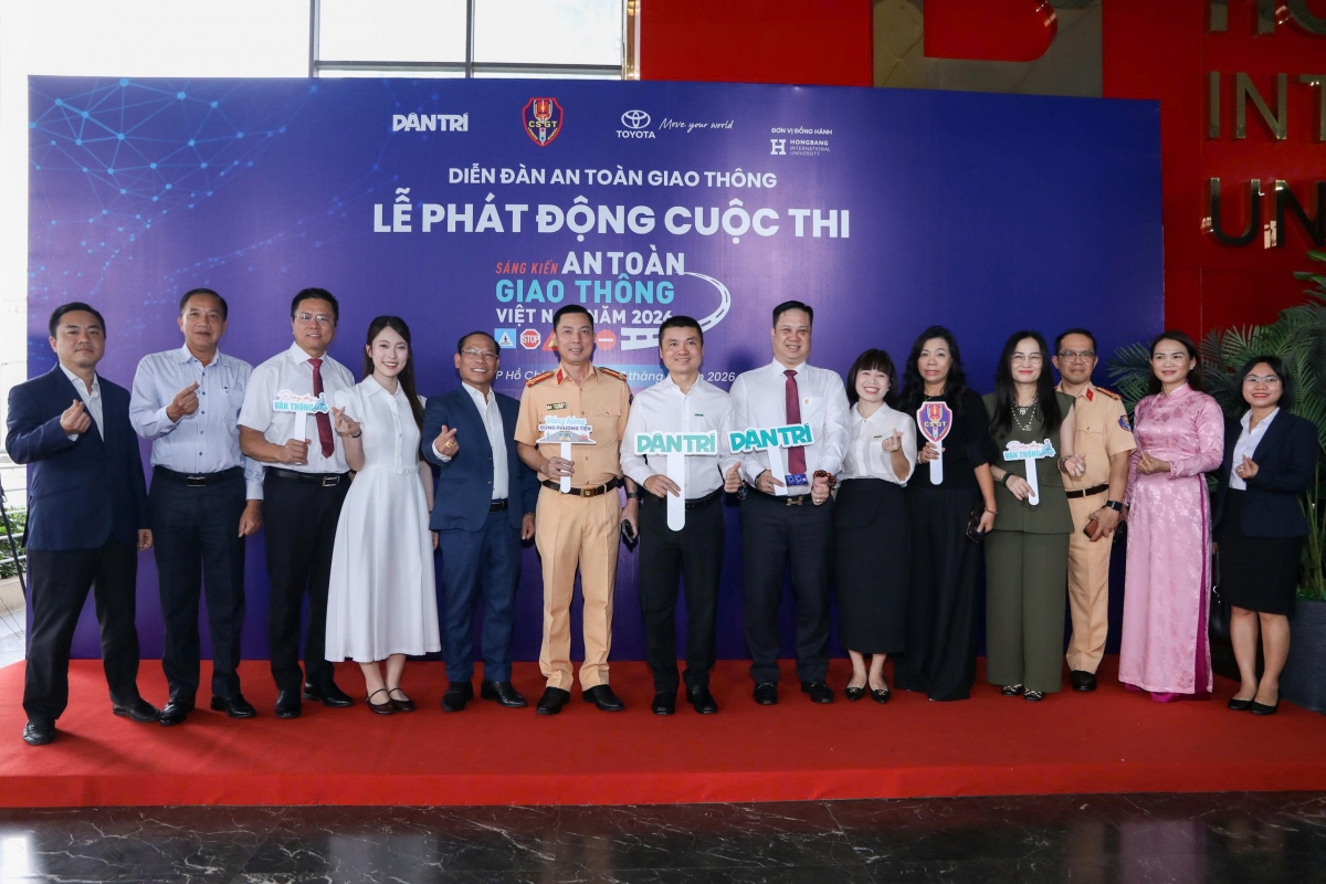 Các đại biểu chụp ảnh lưu niệm tại chương trình.