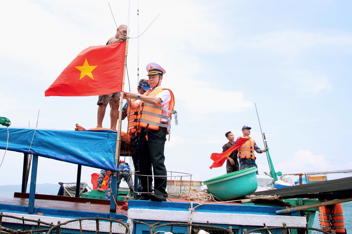 Đoàn công tác thay mới cờ Tổ quốc trên tàu cá 