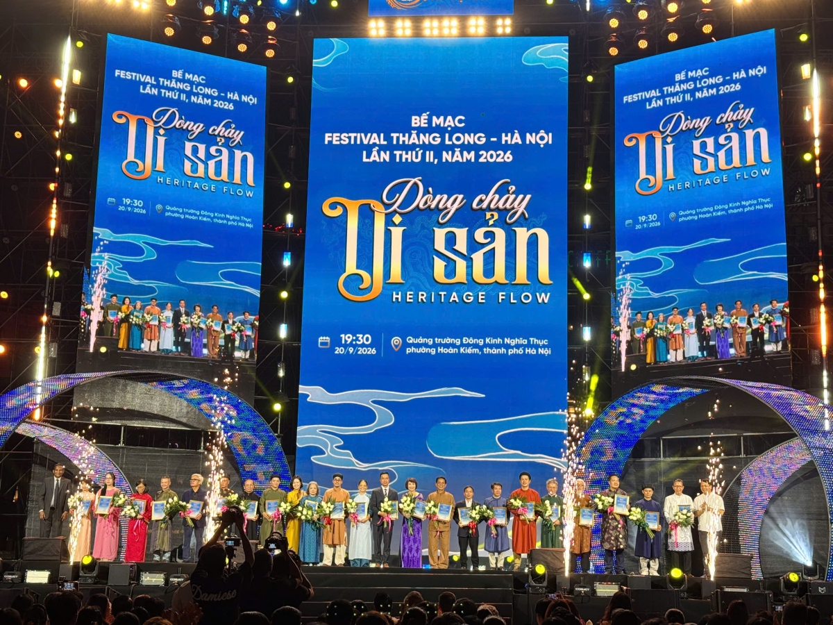 Bế mạc Festival Thăng Long - Hà Nội lần thứ II năm 2026 tại Quảng trường Đông Kinh Nghĩa Thục, Hà Nội. (Ảnh: Chương trình tôn vinh những đóng góp của các nghệ nhân làng nghề trong chuỗi các hoạt động của Festival)