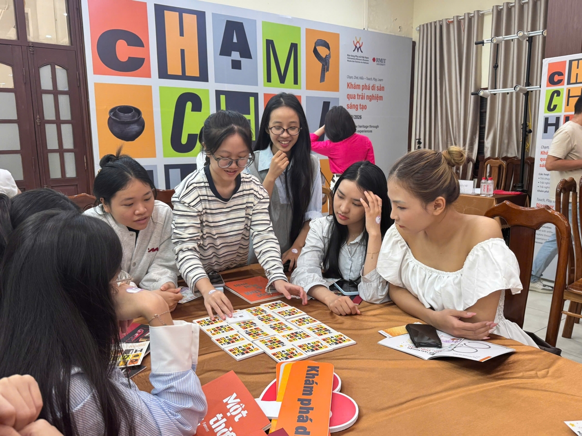 Tham gia trải nghiệm, người chơi sẽ đi qua các trạm và nhận quà lưu niệm. Theo nhiều bạn trẻ, trải nghiệm mang đến cách thức mới, dễ dàng tiếp cận thông tin các hiện vật.