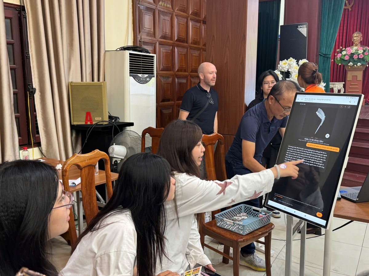 Với cuốn sách “Một thời và mãi mãi” do Bảo tàng phối hợp với Đại học RMIT Việt Nam- cơ sở Hà Nội thực hiện, công chúng có thể khám phá hiện vật từ nhiều góc độ thông qua ứng dụng công nghệ số hóa 3D.
