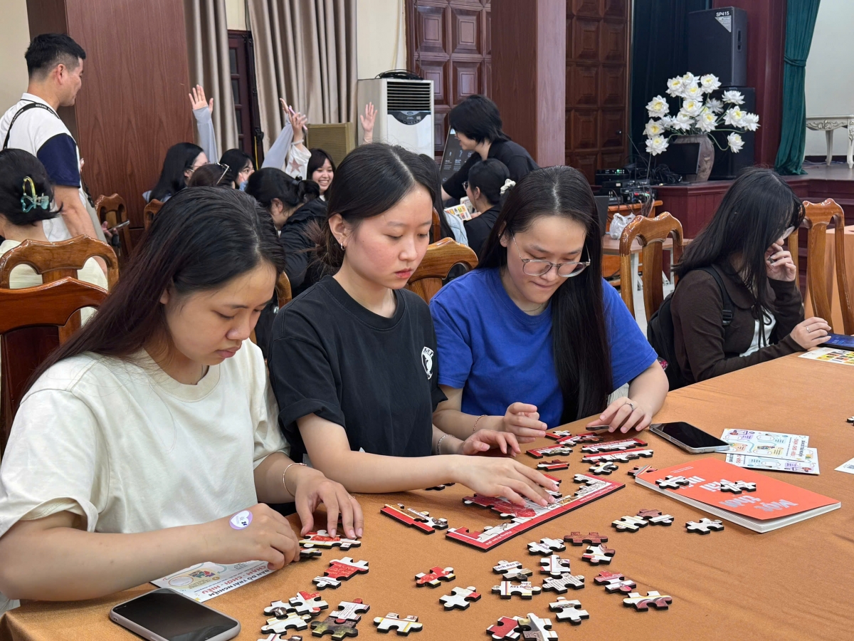 Khu vực workshop mở ra không gian tương tác qua trò chơi ghép tranh về các chủ đề trưng bày.