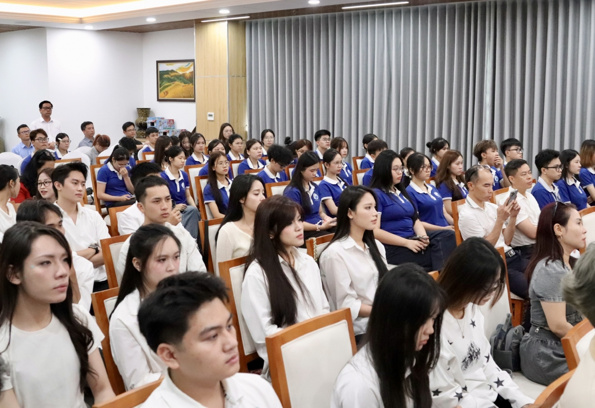 Đông đảo bạn trẻ tham dự Lễ phát động chương trình