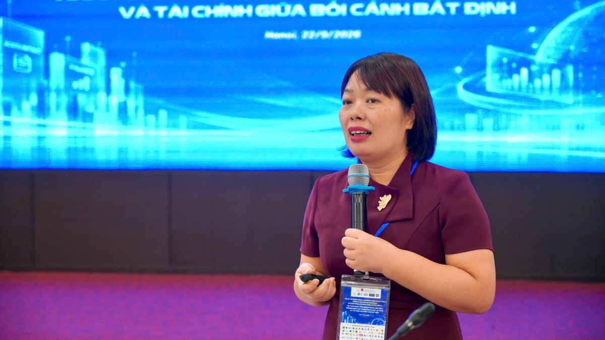 Bà Nguyễn Thị Hồng Thúy - Trưởng khoa Kế toán, kiểm toán, Trường Đại học Kinh tế - Đại học Quốc gia Hà Nội phát biểu