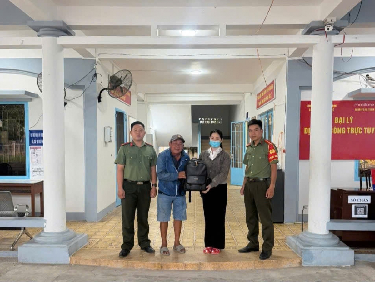 Công an xã Long Hồ trao lại tài sản cho người bị mất
