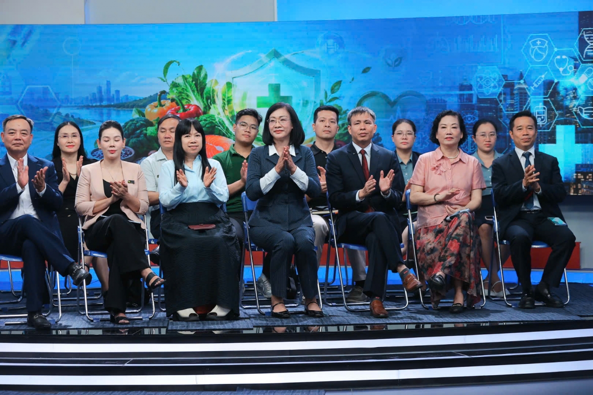 Các khách mời tham gia buổi tọa đàm