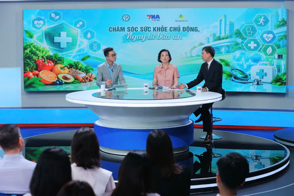 Các khách mời tham gia tọa đàm tại trường quay