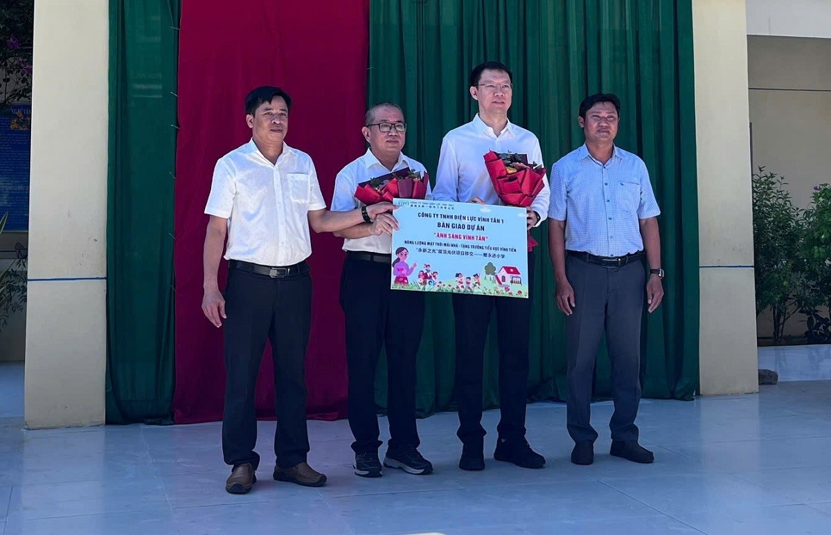 Đại diện nhà trường tiếp nhận công trình điện mặt trời từ đơn vị tài trợ.