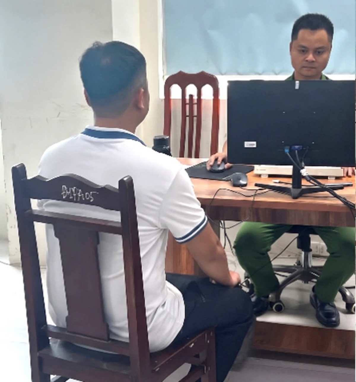 Hình ảnh làm việc với nghi can trong đường dây tổ chức đánh bạc - Ảnh: VŨ THÀNH ĐẠT
