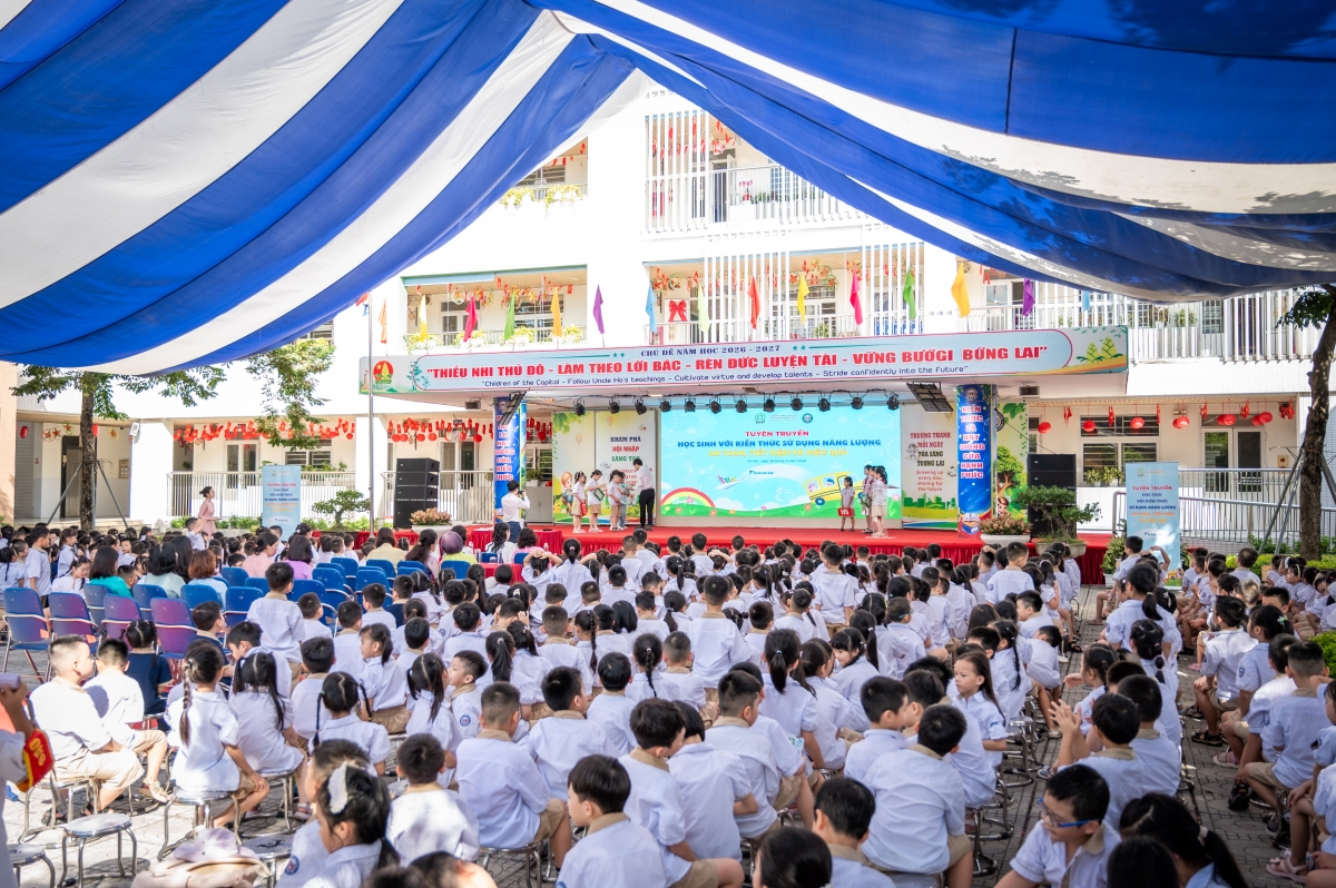 Học sinh Trường Tiểu học Vạn Bảo (Hà Nội) tham gia Chương trình tuyên truyền “Học sinh với kiến thức sử dụng năng lượng an toàn, tiết kiệm và hiệu quả”.